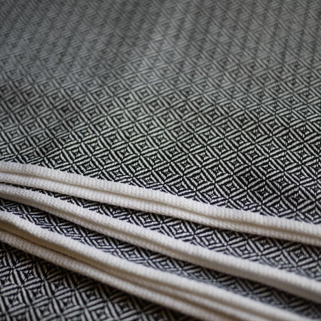 Storchenwiege Leo Black & White Woven Wrap